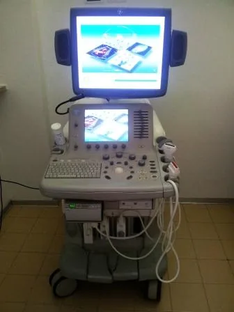 Ecografo digitale che esegue esami eco color doppler.